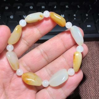 女子佩戴新疆和田玉籽料手链后气质大变