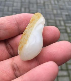 和田玉籽料洒金皮年年有余挂件