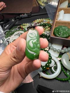 碧玉蜡绿锦鲤吊坠