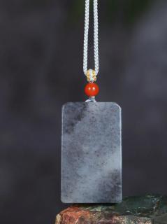 和田玉青花籽料山水牌:宁静村庄与世外桃源