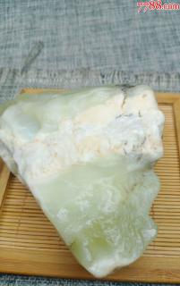 4259和田玉白皮黄口山流水原石576克